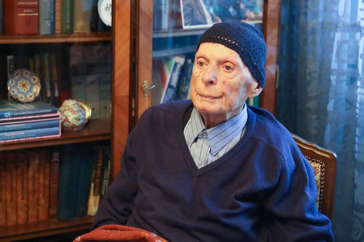 Умер один из создателей советской атомной бомбы Исаак Халатников Умер один из создателей советской атомной бомбы Исаак Халатников