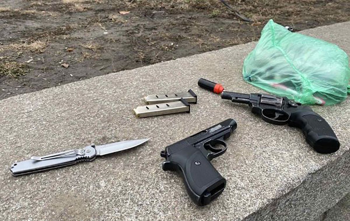 На Полтавщині чоловік під школою погрожував перехожим зброєю На Полтавщині чоловік під школою погрожував перехожим зброєю