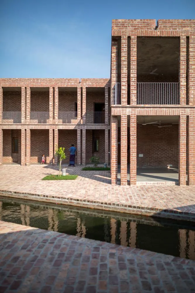 Цегляний фасаб будівлі незивчний для цієї місцевості / Фото Archdaily Цегляний фасаб будівлі незивчний для цієї місцевості / Фото Archdaily