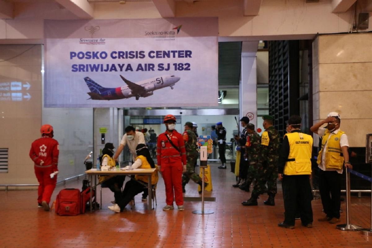Чоловік втратив сім’ю в авіакатастрофі літака в Індонезії: історія Чоловік втратив сім’ю в авіакатастрофі літака в Індонезії: історія