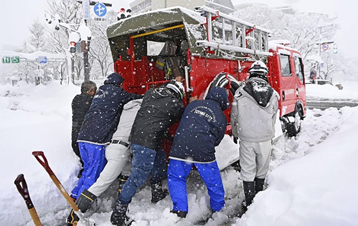 В Японії через снігопади тисяча автомобілів застрягли в одному заторі