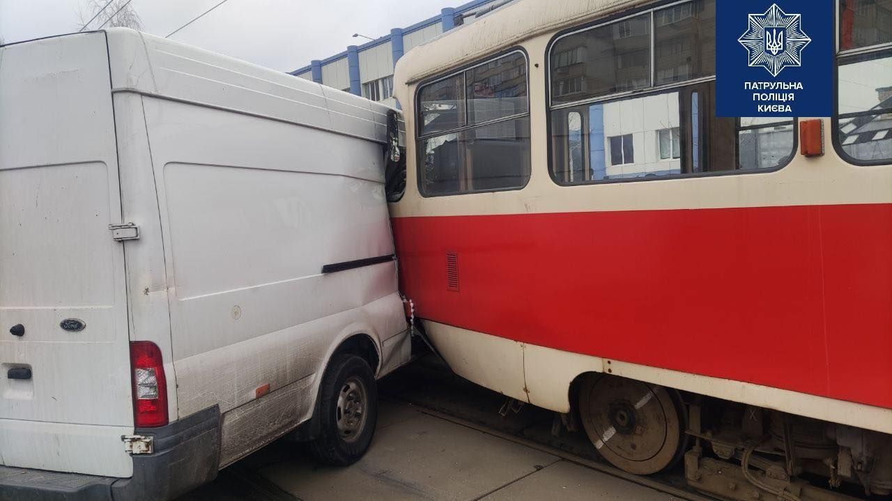 ДТП на вулиці Закревського у Києві заблокувала рух трамваїв