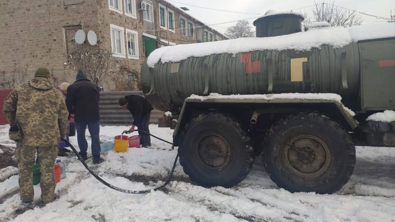 Украинские военные привезли воду в Торецк, где прорвало водопровод