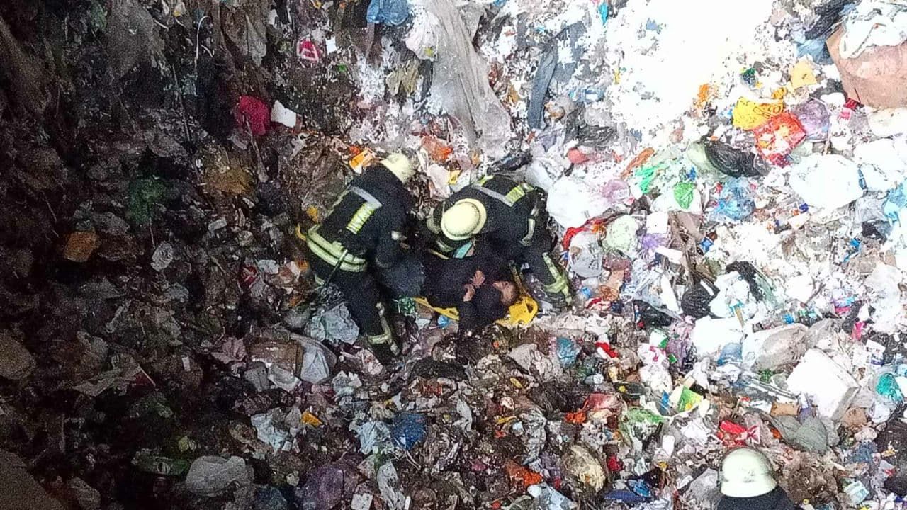 У Києві чоловік впав у глибокий бункер зі сміттям: фото