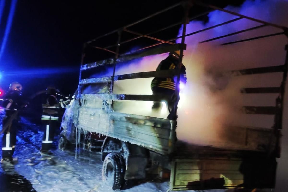 В Днепропетровской области во время движения загорелся грузовик: фото, видео