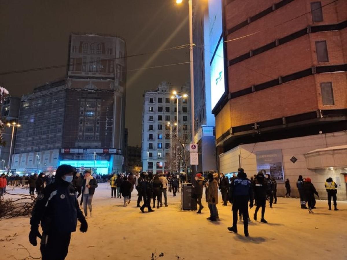 В Мадриде люди устроили массовую игру в снежки: видео В Мадриде люди устроили массовую игру в снежки: видео