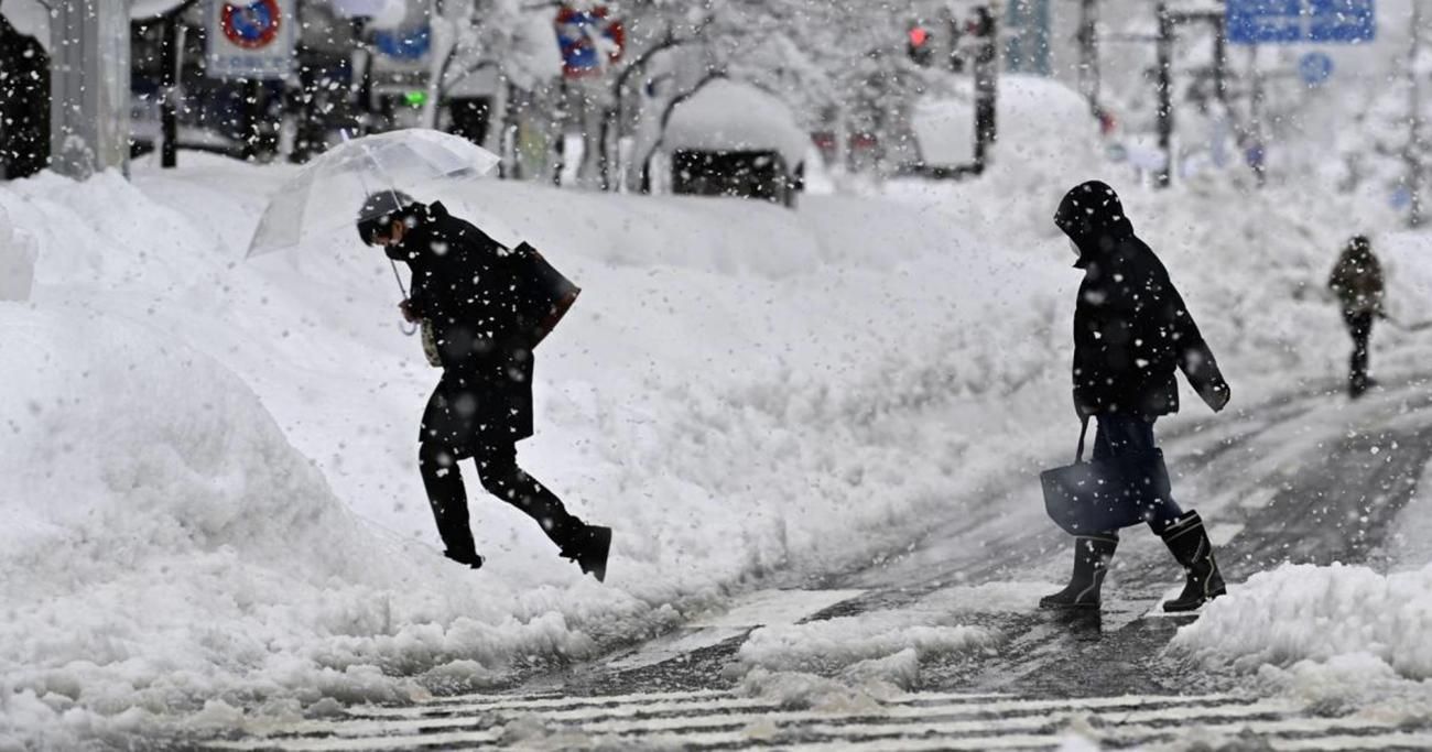Из-за мощных снегопадов в Японии погибли 8 человек фото, видео