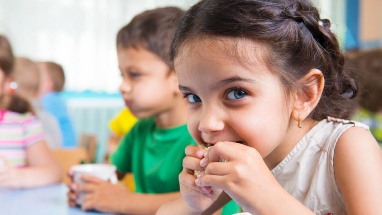 Новые правила питания в школах: чем запрещено кормить детей
