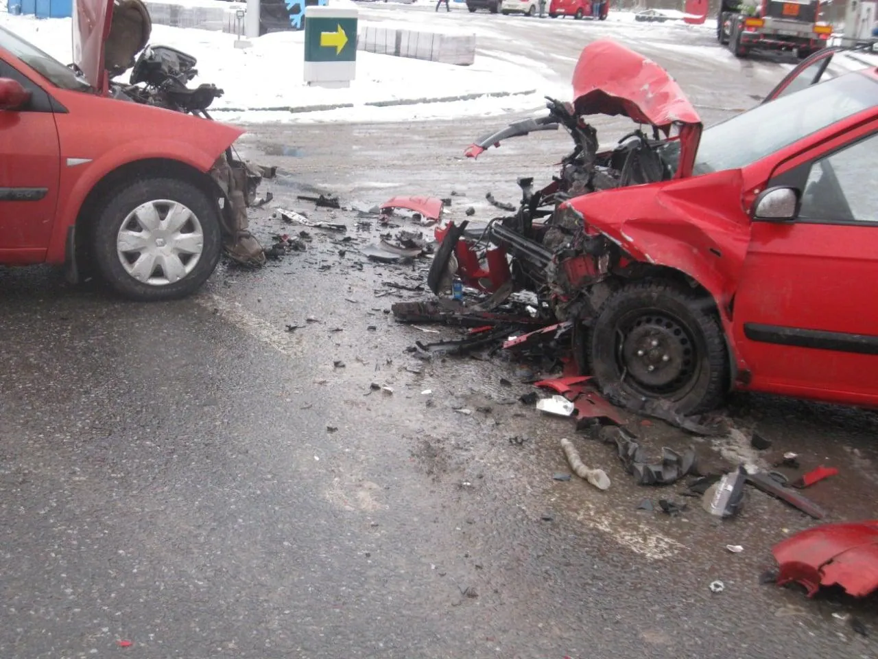 У Золочеві Renault та Hyundai зіткнулись лоб у лоб: автівки розтрощило вщент – фото