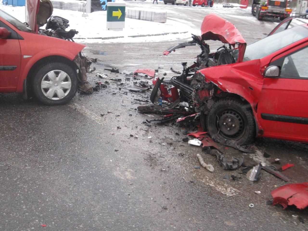 В Золочеве Renault и Hyundai столкнулись лоб в лоб: автомобили разбило вдребезги - фото