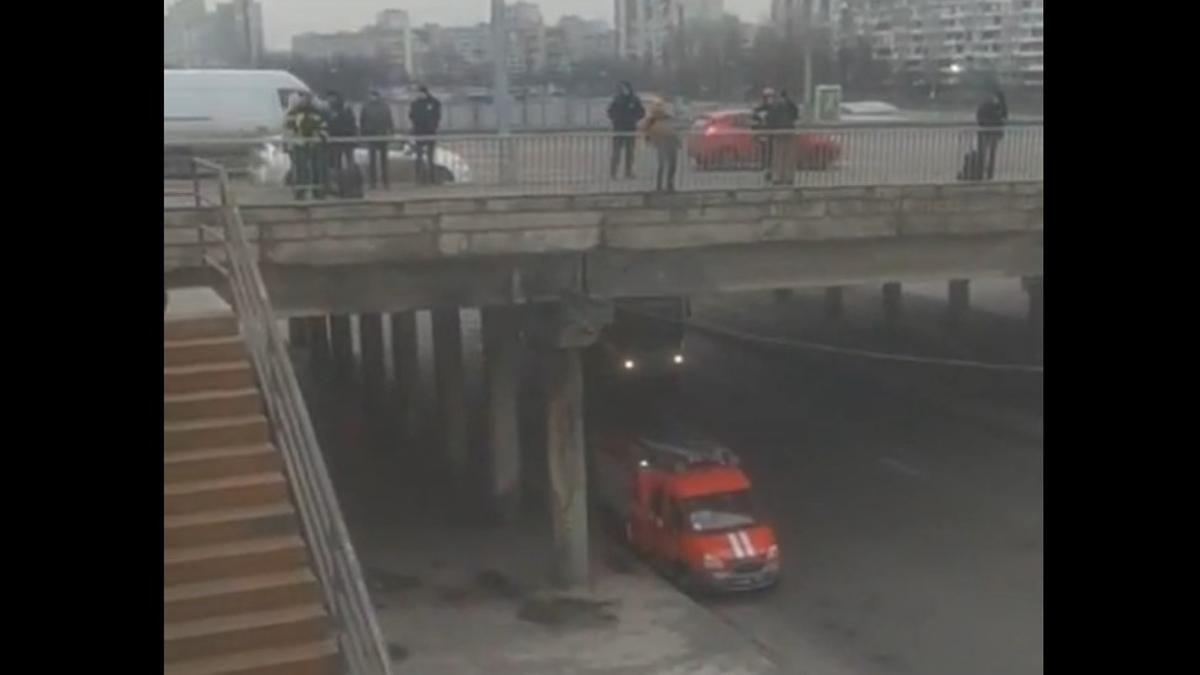 У Києві хлопець хотів стрибнути з моста: його відмовили від цього