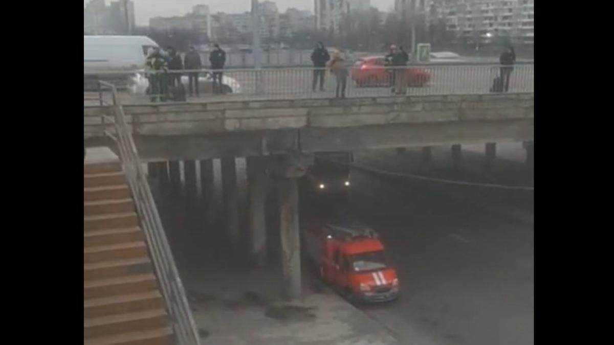 В Киеве парня спасли от самоубийства - видео