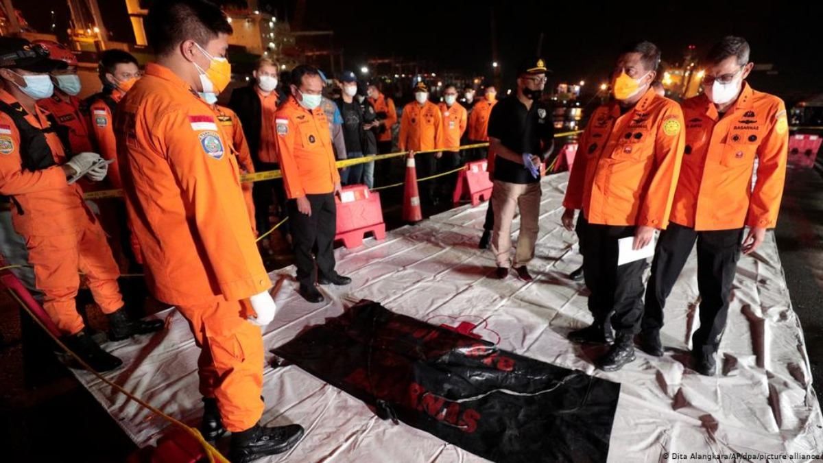 Авіакатастрофа в Індонезії: ідентифікували першого загиблого Авіакатастрофа в Індонезії: ідентифікували першого загиблого