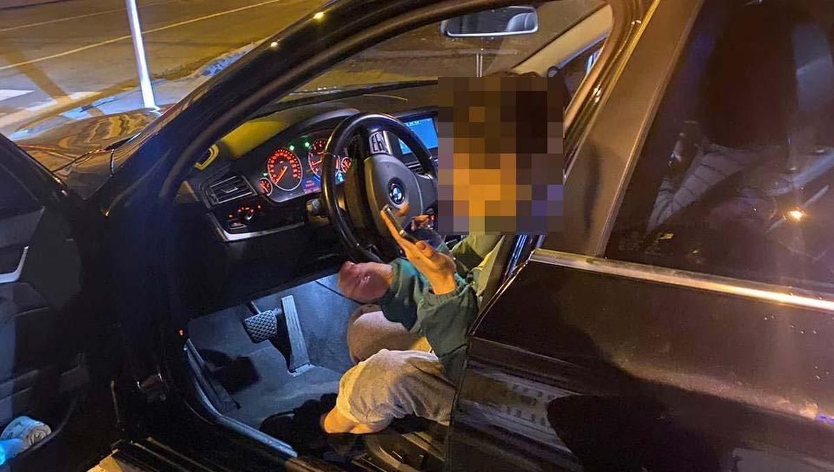 В Днепре задержали 29-летнюю водитель, бросивший бутылку в патрульную В Днепре задержали 29-летнюю водитель, бросивший бутылку в патрульную