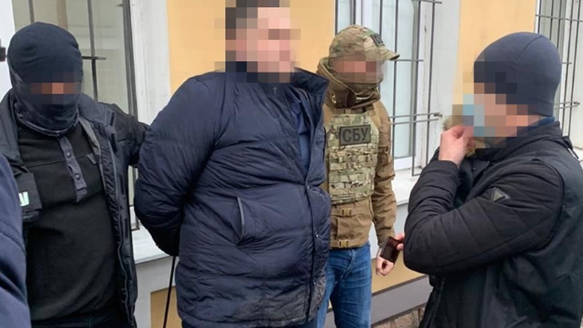 У Запоріжжі на хабарі попався керівник військової прокуратури регіону У Запоріжжі на хабарі попався керівник військової прокуратури регіону