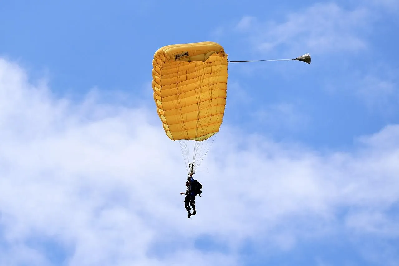 Ви колись стрибали із парашутом? / Фото Pixabay