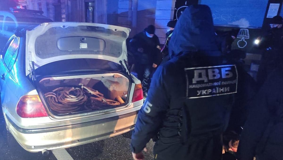 У Харкові затримали поліцейськіх, які викрадали кабелі спецзв'язку У Харкові затримали поліцейськіх, які викрадали кабелі спецзв'язку
