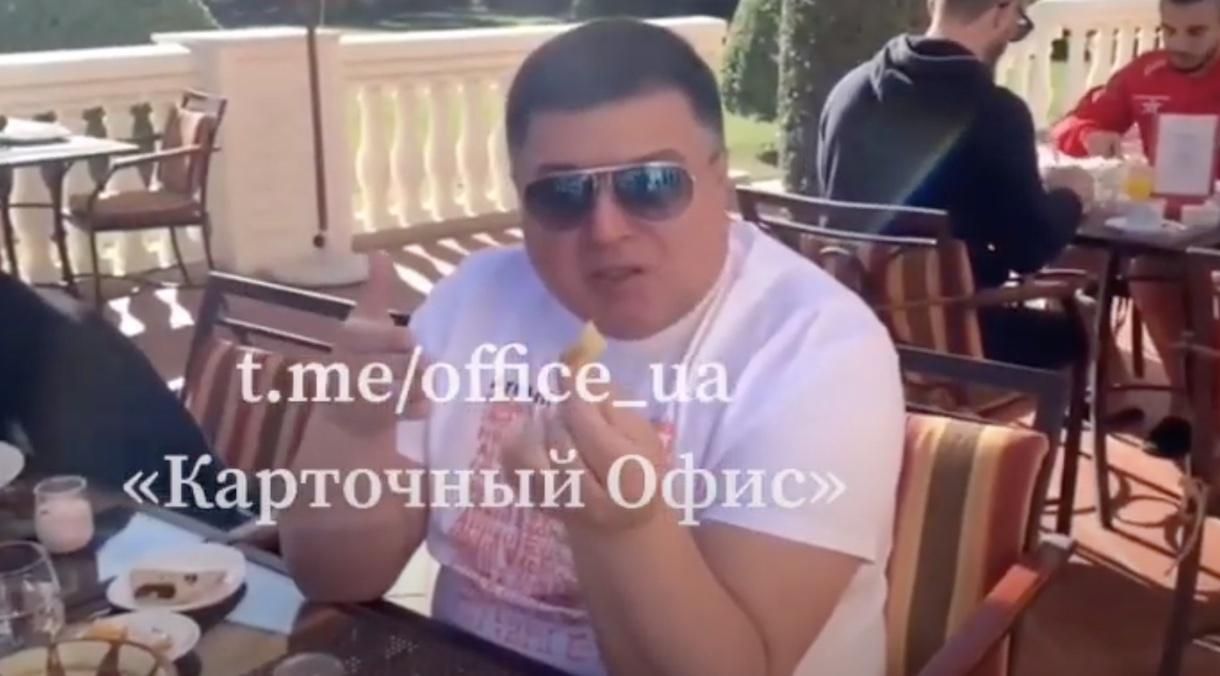 Тупицкому в отеле в Дубае на стол бросили материальную помощь: видео