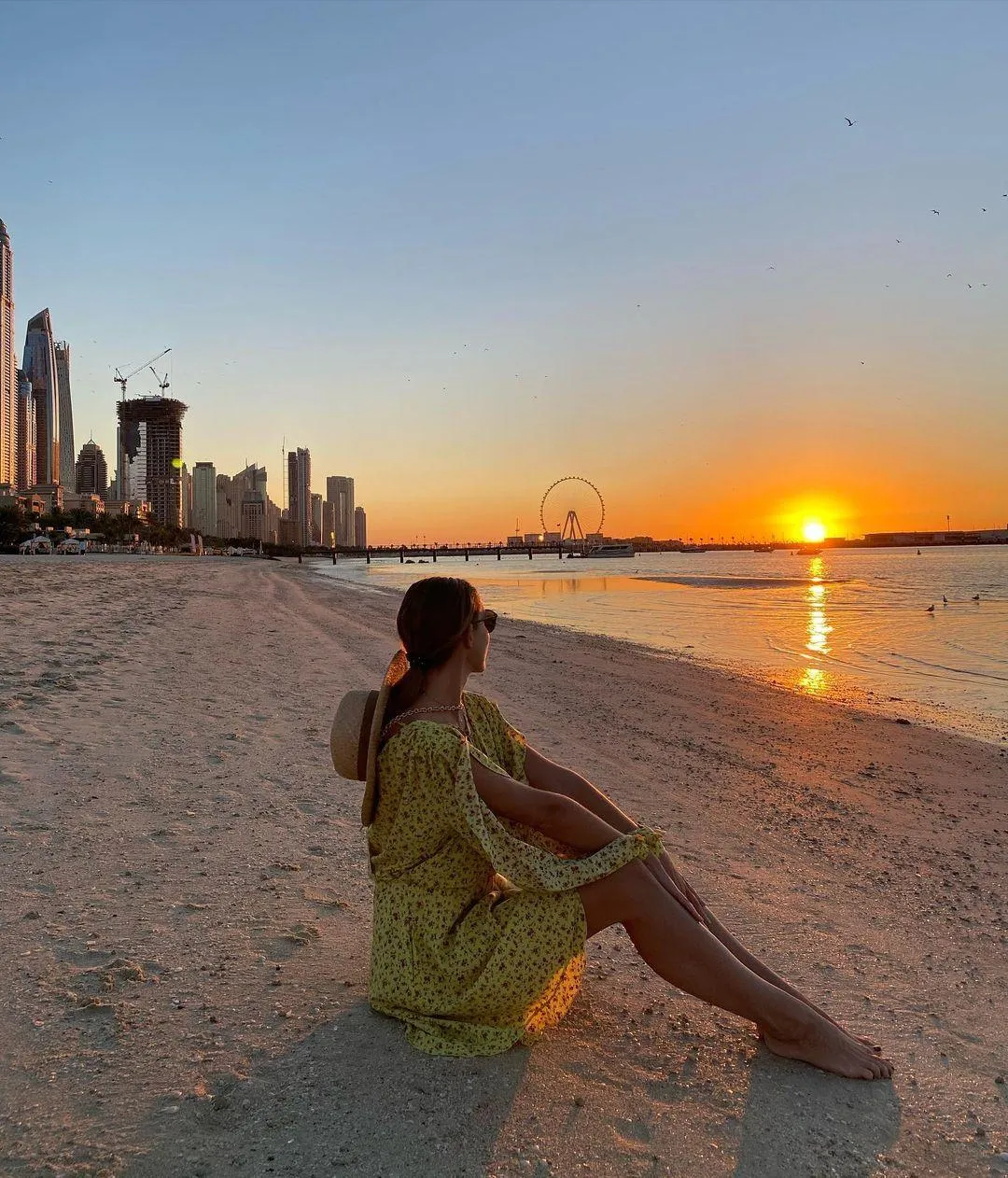 Катя Осадча на тлі заходу сонця в Дубаї 