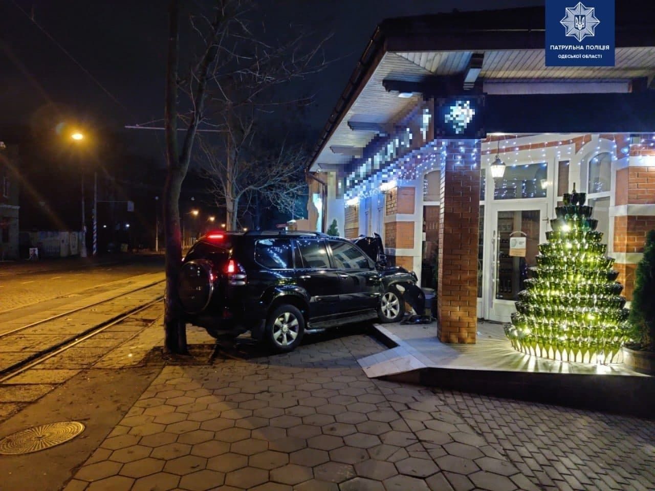 В Одесі елітний позашляховик влетів у магазин В Одесі елітний позашляховик влетів у магазин