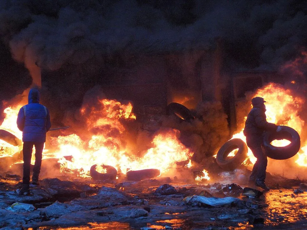 барикади на Грушевського фото шини вогонь Майдан 2014 рік