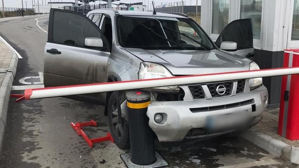 Мешканець Запоріжжя намагався прорватися до Криму, але розбив машину