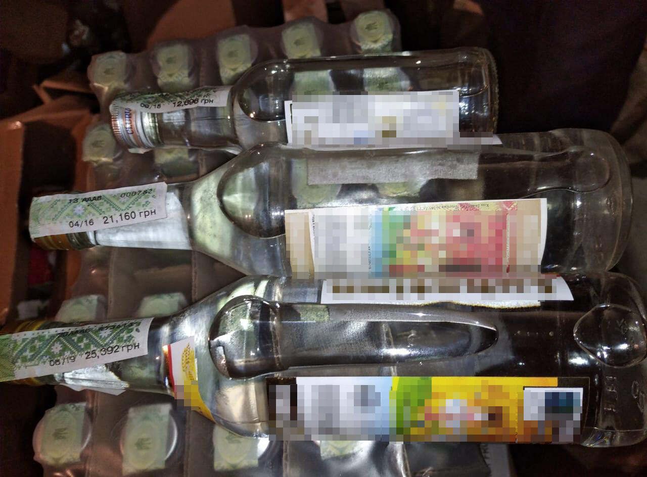 Тисячі пляшок підробленого алкоголю: у магазинах Львівщини продавали фальсифікат – фото