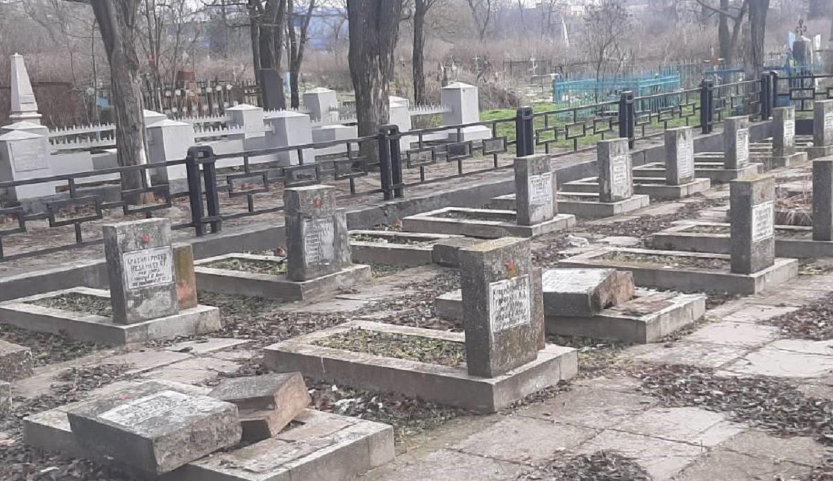 В Херсоне повредили памятники братской могилы: фото