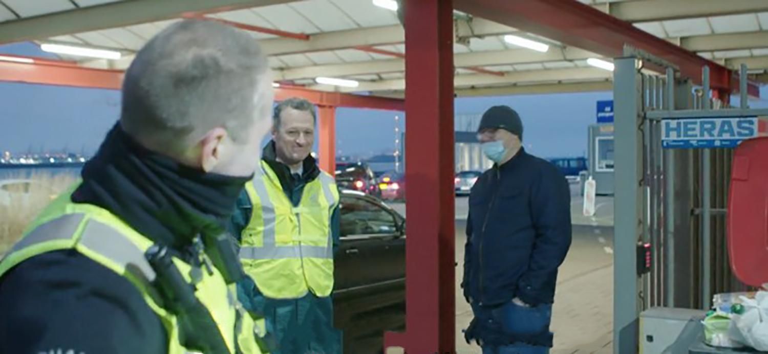 Нідерландські митники відбирають бутербродиНидерландские таможенники отбирают бутерброды у водителей из Британии Нідерландські митники відбирають бутербродиНидерландские таможенники отбирают бутерброды у водителей из Британии