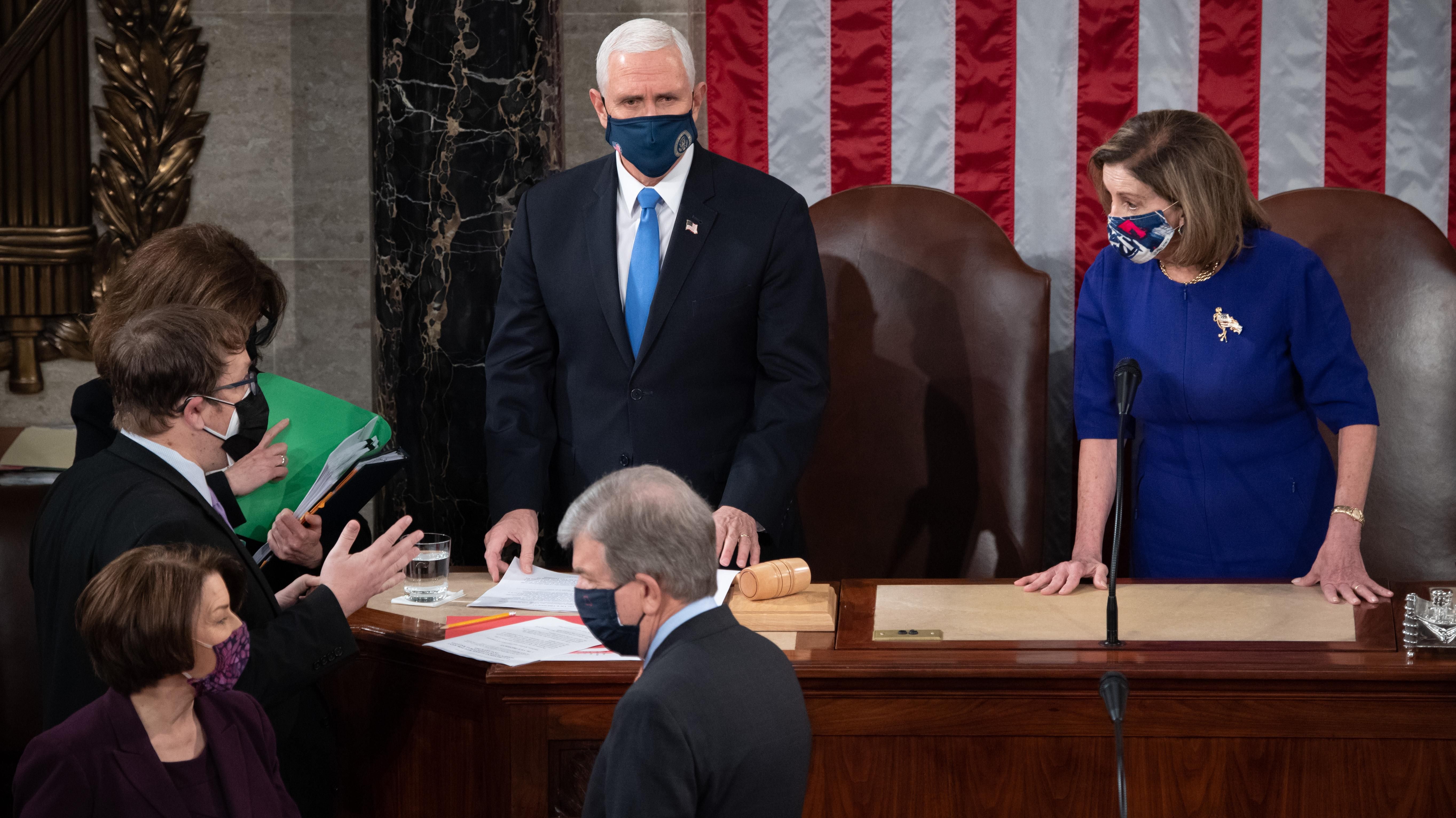 Отстранение Трампа с должности: Пенс заявил, что не будет применять 25 поправку к Конституции Отстранение Трампа с должности: Пенс заявил, что не будет применять 25 поправку к Конституции