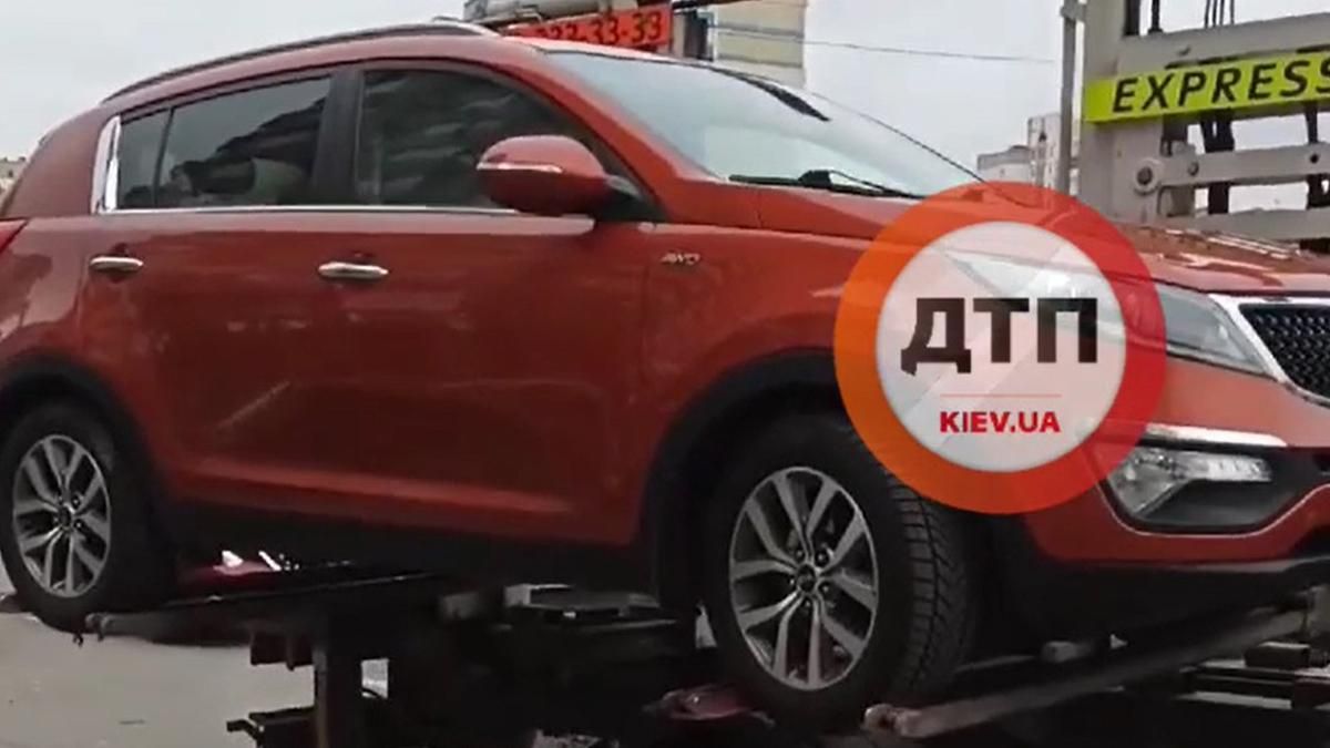 В Киеве эвакуатор забрал машину с ребенком: видео - Киев В Киеве эвакуатор забрал машину с ребенком: видео - Киев