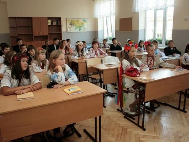 Дергала и давала пинки: суд закрыл дело об избиении школьника учительницей Дергала и давала пинки: суд закрыл дело об избиении школьника учительницей