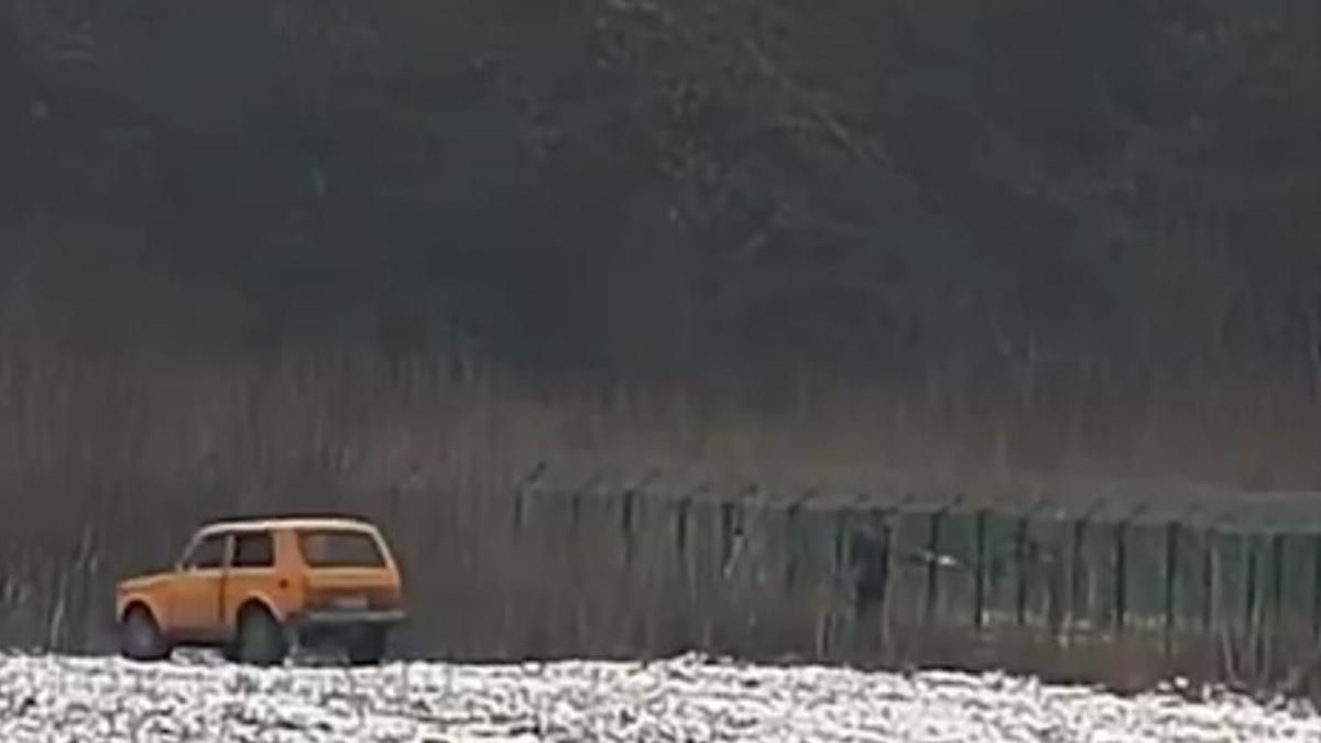 На Луганщині чоловік через паркан на кордоні з РФ узяв 400000 рублів На Луганщині чоловік через паркан на кордоні з РФ узяв 400000 рублів