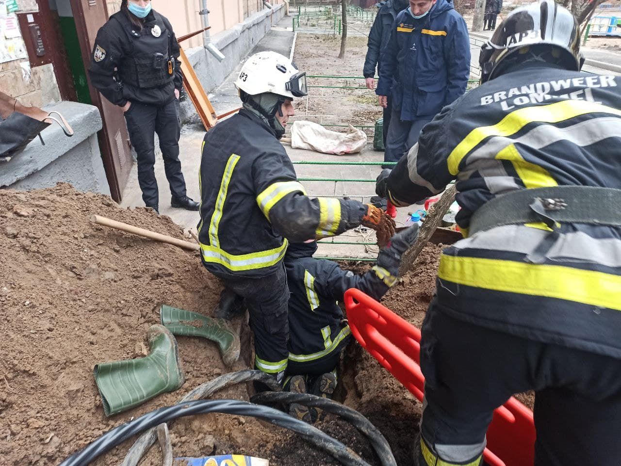 В Киеве мужчину насмерть завалило песком во дворе многоэтажки