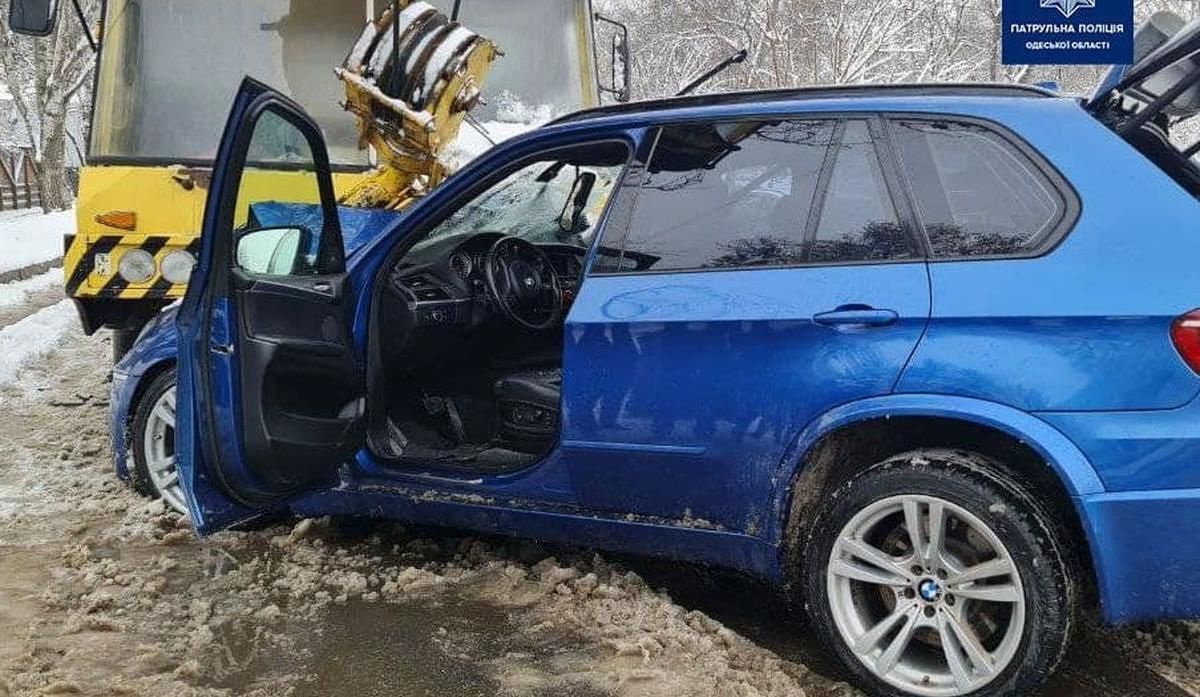В Одессе элитная BMW влетела в автокран, пострадали дети