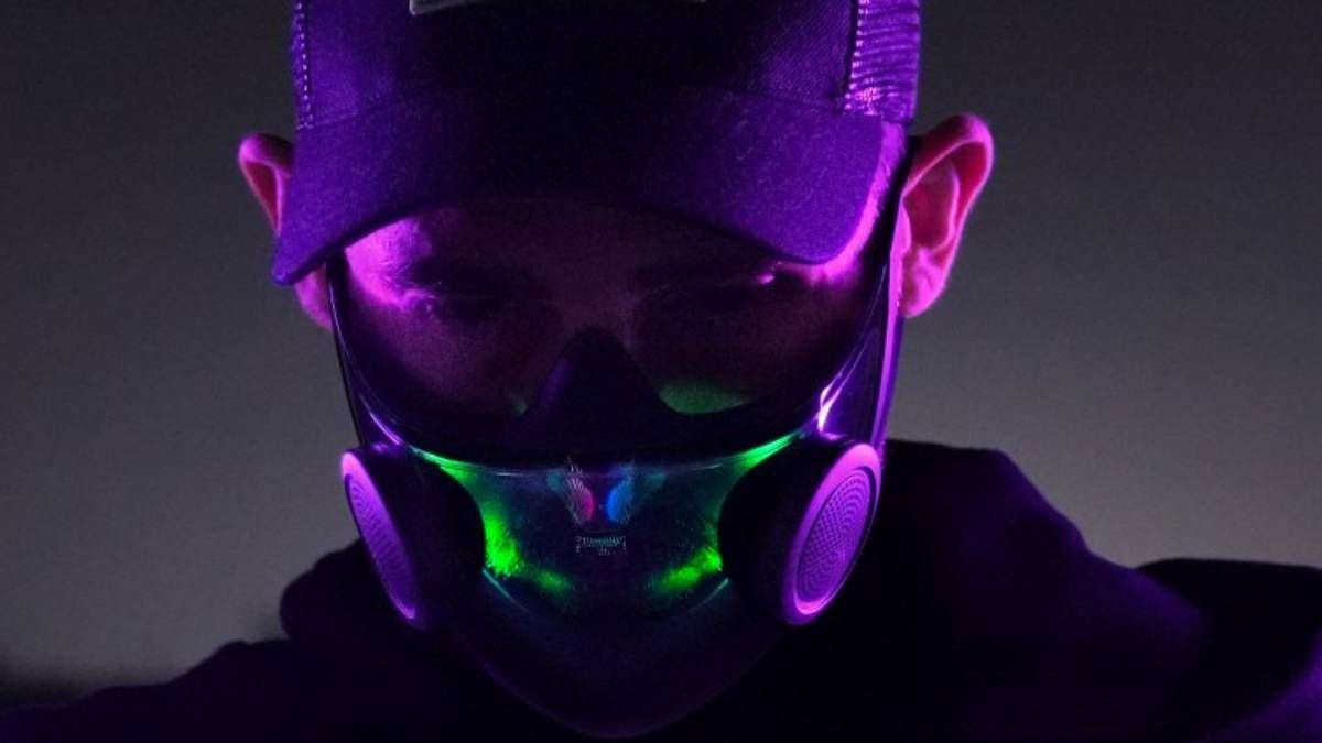 Razer выпустила многоразовую маску с подсветкой: что еще она умеет