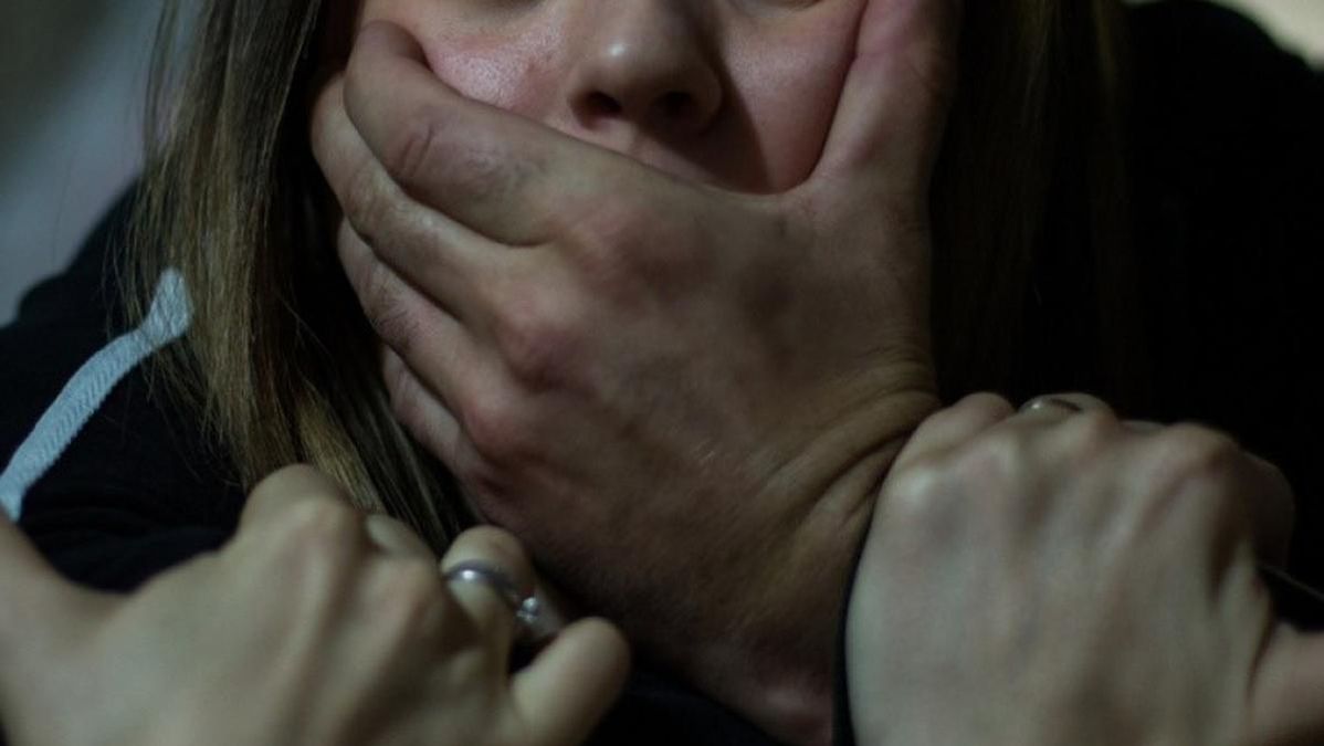 У Маріуполі підлітки ґвалтували 16-річну дівчину та знімали відео У Маріуполі підлітки ґвалтували 16-річну дівчину та знімали відео