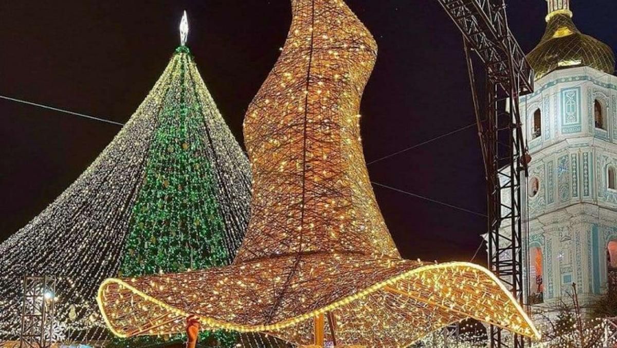 Скандальний капелюх з новорічної ялинки встановили на новому місці Скандальний капелюх з новорічної ялинки встановили на новому місці