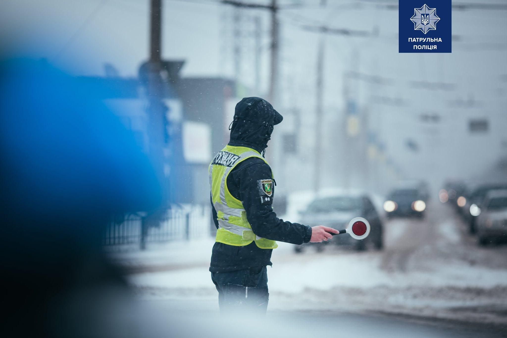 Поліцейські витягують автомобілі зі снігу 13.01.2020