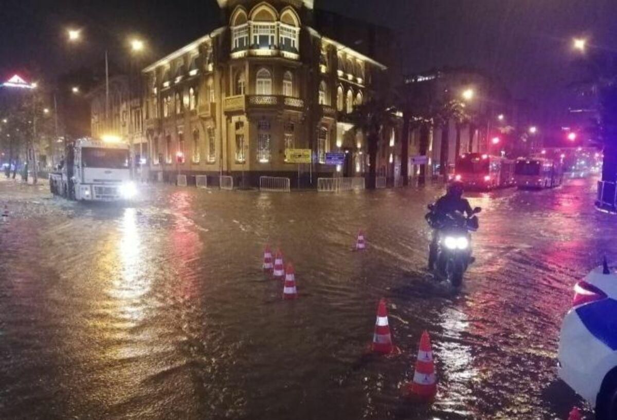 Измир затопило из-за сильных дождей: шокирующие видео Измир затопило из-за сильных дождей: шокирующие видео