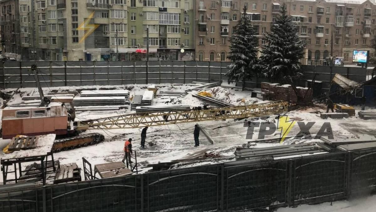На стройплощадке в центре Харькова кран упал на вагон с рабочими