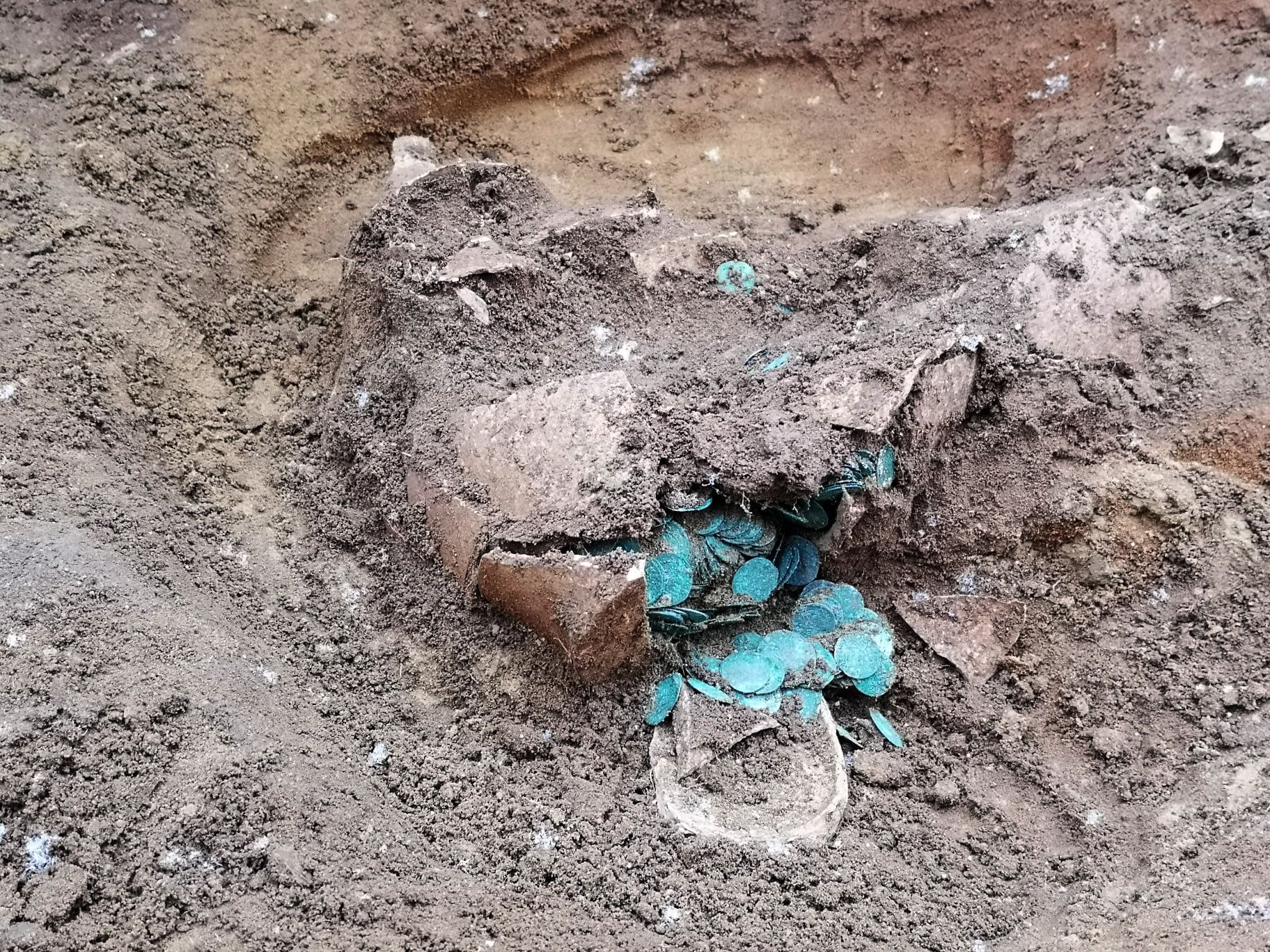 В Угорщині розкопали глечик з тисячами середньовічніх монет: фото В Угорщині розкопали глечик з тисячами середньовічніх монет: фото