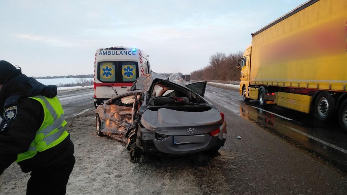 На трассе Киев - Одесса легковушка лоб в лоб влетел в грузовик