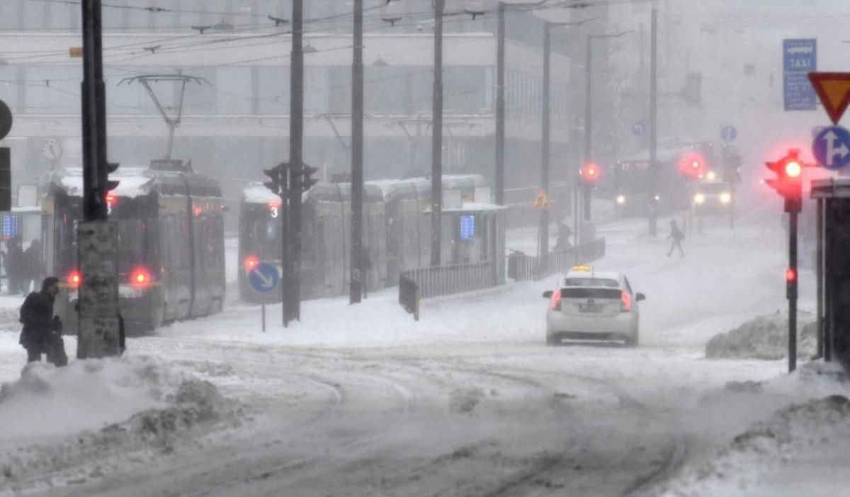 Швецию и Финляндию засыпало снегом: тысячи людей остались без света – фото Швецию и Финляндию засыпало снегом: тысячи людей остались без света – фото
