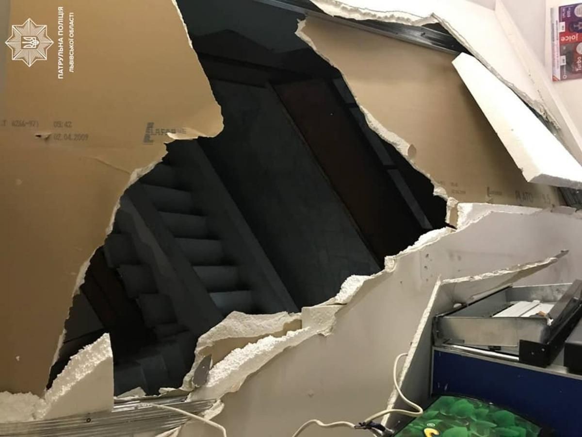 У Львові чоловік впав з 3 поверху та проламав дах магазина: фото