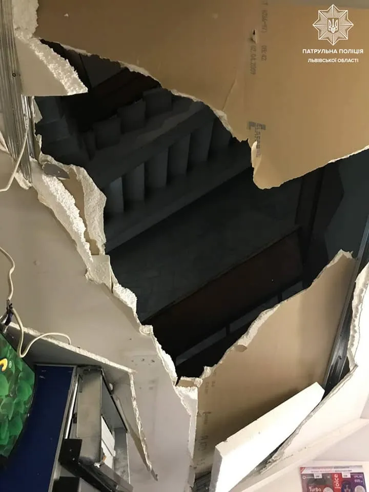 У Львові чоловік впав з 3 поверху та проламав дах магазина: фото