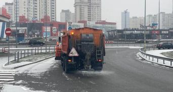 Киев начинает засыпать снегом: фото и видео