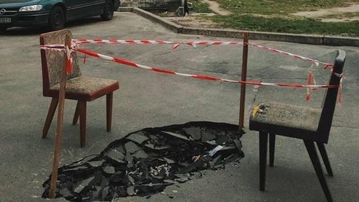 В Киеве оригинально оградили яму стульями