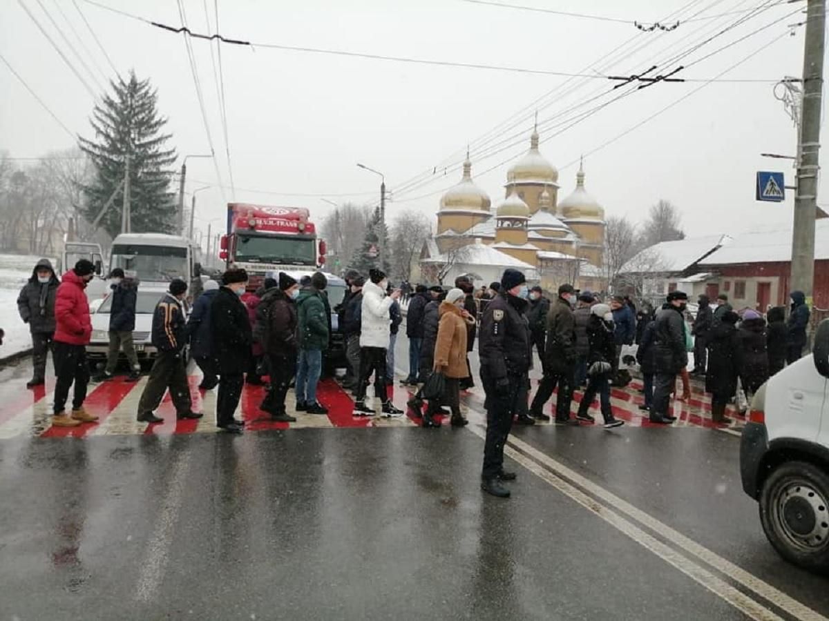 Тарифные протесты под Ивано-Франковском: перекрыли трассу - фото