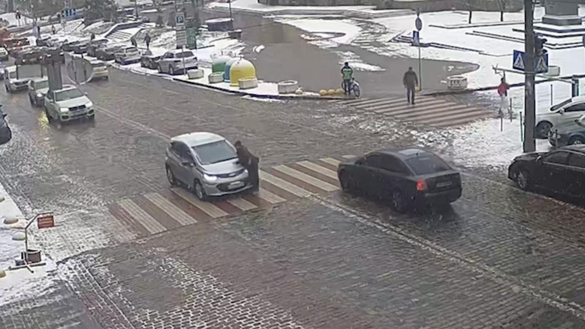 На переходе в центре Киева легковушка снес пешехода На переходе в центре Киева легковушка снес пешехода